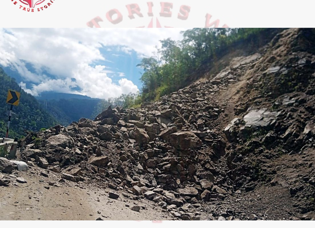 Road blocked from Chamoli to Badrinath due to landslides, long queues of vehicles on both sides, many pilgrims stranded